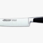 Cuchillo de cocina Arcos Serie Kyoto de 160 mm con hoja forjada y mango ergonómico antibacteriano.