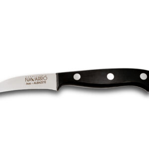 Cuchillo pelador curvo de acero inoxidable de Cuchillería Navarro sobre fondo blanco.