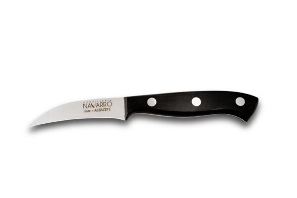 10,45 Cuchillo pelador curvo de acero inoxidable de Cuchillería Navarro sobre fondo blanco.