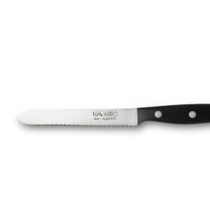 Cuchillo pelador de sierra Cuchillería Navarro de acero inoxidable con mango negro ergonómico de tres remaches.
