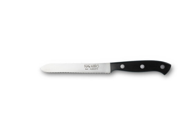 Cuchillo pelador de sierra Cuchillería Navarro de acero inoxidable con mango negro ergonómico de tres remaches.
