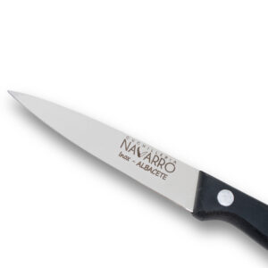 Cuchillo pelador de acero inoxidable Cuchillería Navarro con mango negro.