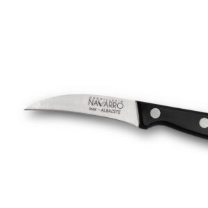 Cuchillo pelador curvo de acero inoxidable Cuchillería Navarro con mango negro.