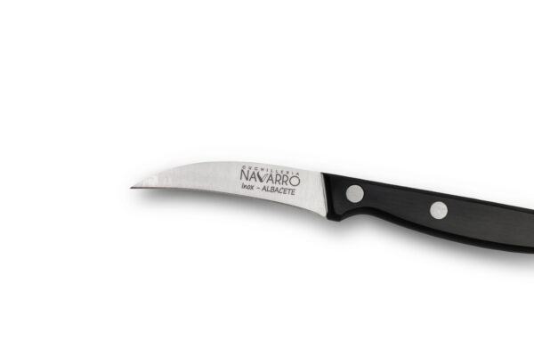 Cuchillo pelador curvo de acero inoxidable Cuchillería Navarro con mango negro.