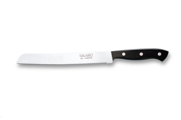 Cuchillo panero de punta redondeada con hoja dentada de acero inoxidable y mango ergonómico negro de Cuchillería Navarro.