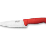 Cuchillo de chef profesional de acero inoxidable con mango ergonómico rojo fabricado por Cuchillería Navarro en Albacete.