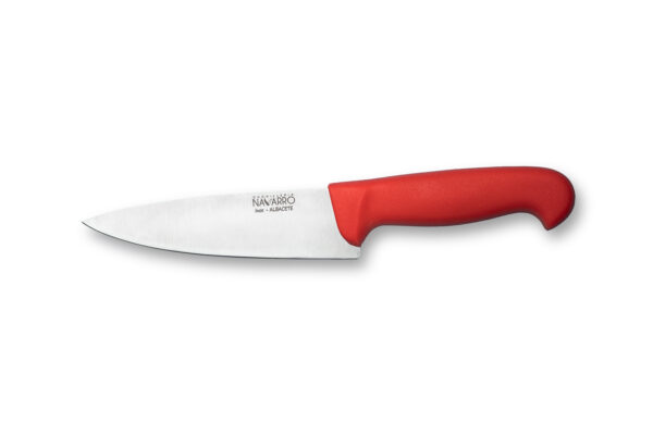 Cuchillo de chef profesional de acero inoxidable con mango ergonómico rojo fabricado por Cuchillería Navarro en Albacete.